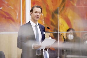 Das Verfahren der WKStA gegen Gernot Blümel wird eingestellt. Blümel war von 2017 bis 2019 Kanzleramtsminister, in den Jahren 2020 und 2021 Finanzminister. Wegen – unbewiesenen – Vorwürfen trat er im Dezember 2021 zurück, auch von seiner Funktion als Landesparteiobmann der ÖVP Wien.