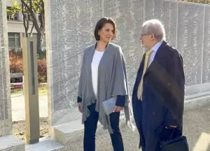 Bundesministerin für EU und Verfassung Karoline Edtstadler mit dem Initiator des Projekts Kurt Yakov Tutter. Foto: Michael Tögel