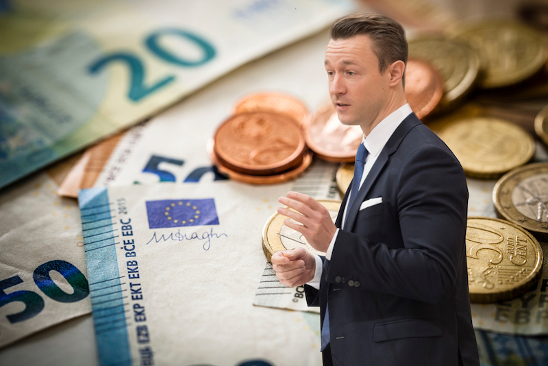 Finanzminister Gernot Blümel spricht sich eindeutig für den Erhalt des Bargeldes aus. Foto: Parlamentsdirektion / Thomas Jantzen / iStock fcafotodigital Finanzminister Gernot Blümel spricht sich eindeutig für den Erhalt des Bargeldes aus. Foto: Parlamentsdirektion / Thomas Jantzen / iStock fcafotodigital