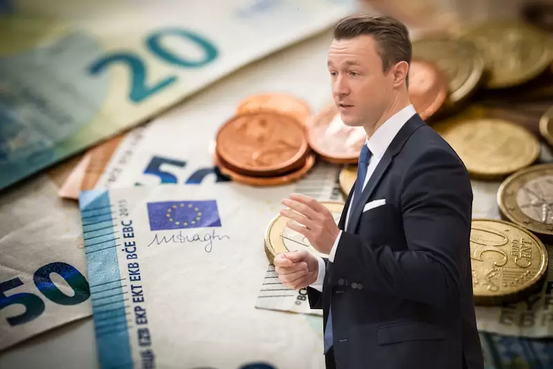 Finanzminister Gernot Blümel spricht sich eindeutig für den Erhalt des Bargeldes aus. Foto: Parlamentsdirektion / Thomas Jantzen / iStock fcafotodigital