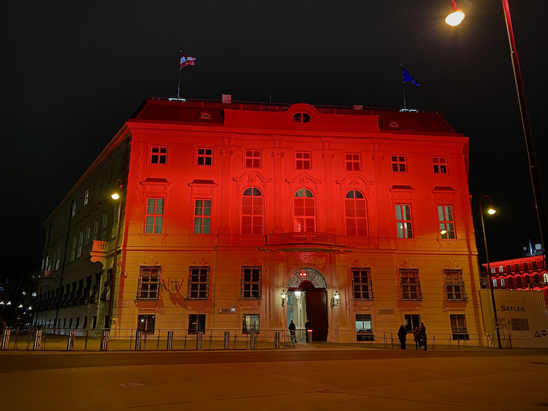 Das Bundeskanzleramt erstrahlt zum "Red Wednesday" in rot. Foto: Michael Tögel