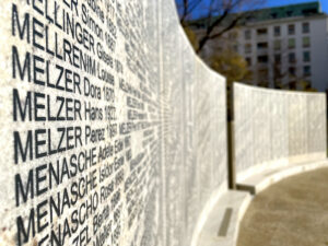 Über 64.000 Namen sind in der Shoah-Namensmauern-Gedenkstätte verewigt. Foto: Michael Tögel