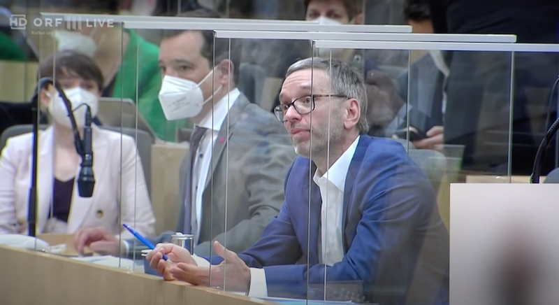 Herbert Kickl ohne Maske im Parlament. Screenshot: ORF III – Hohes Haus