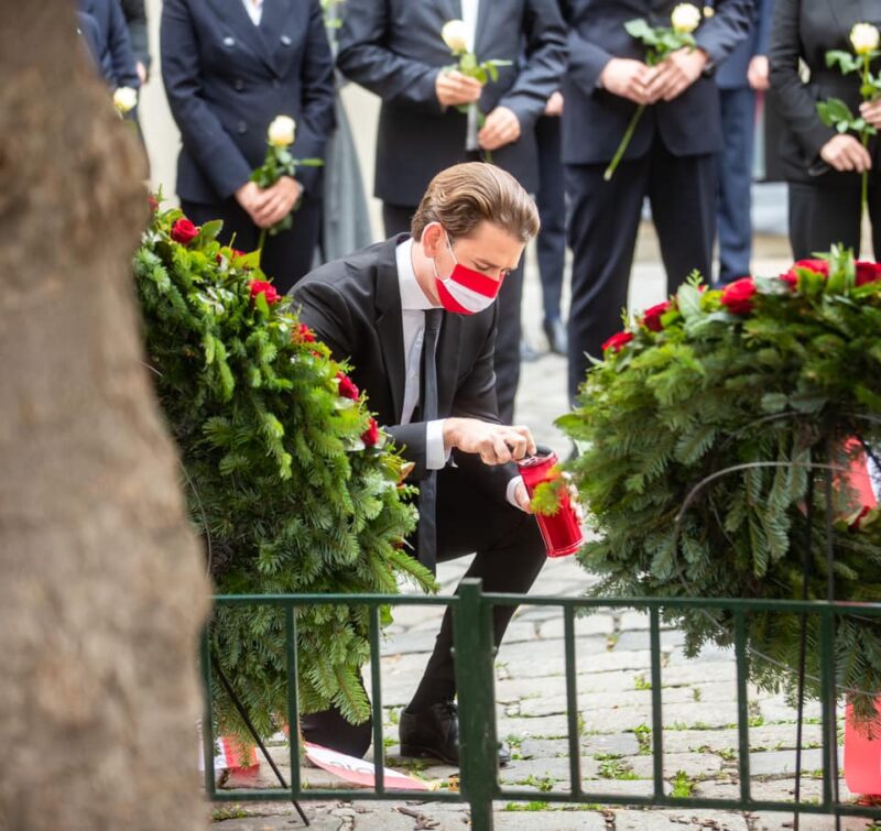 Sebastian Kurz als Bundeskanzler bei der Kranzniederlegung am Tatort des Terroranschlags im November 2020. Foto: BKA/ Melicharek Sebastian Kurz als Bundeskanzler bei der Kranzniederlegung am Tatort des Terroranschlags im November 2020. Foto: BKA/ Melicharek