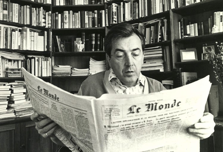 Alois Mock beim Lesen der französischen Tageszeitung "Le Monde" - Foto: Herbert Vytiska