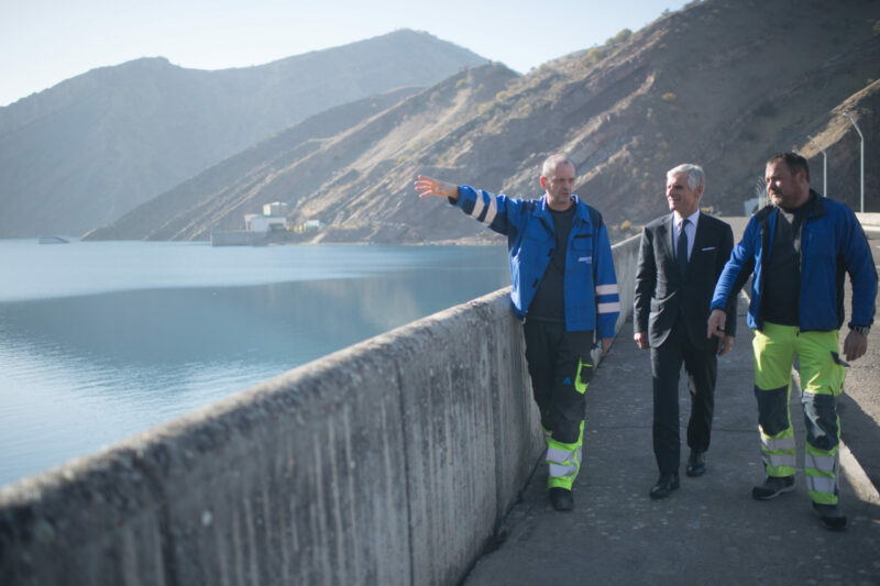 In Tadschikistan besichtigte Linhart den Nurek-Staudamm. An der Modernisierung des Staudamms ist die österreichische Firma Andritz beteiligt. Foto: BMEIA/ Gruber