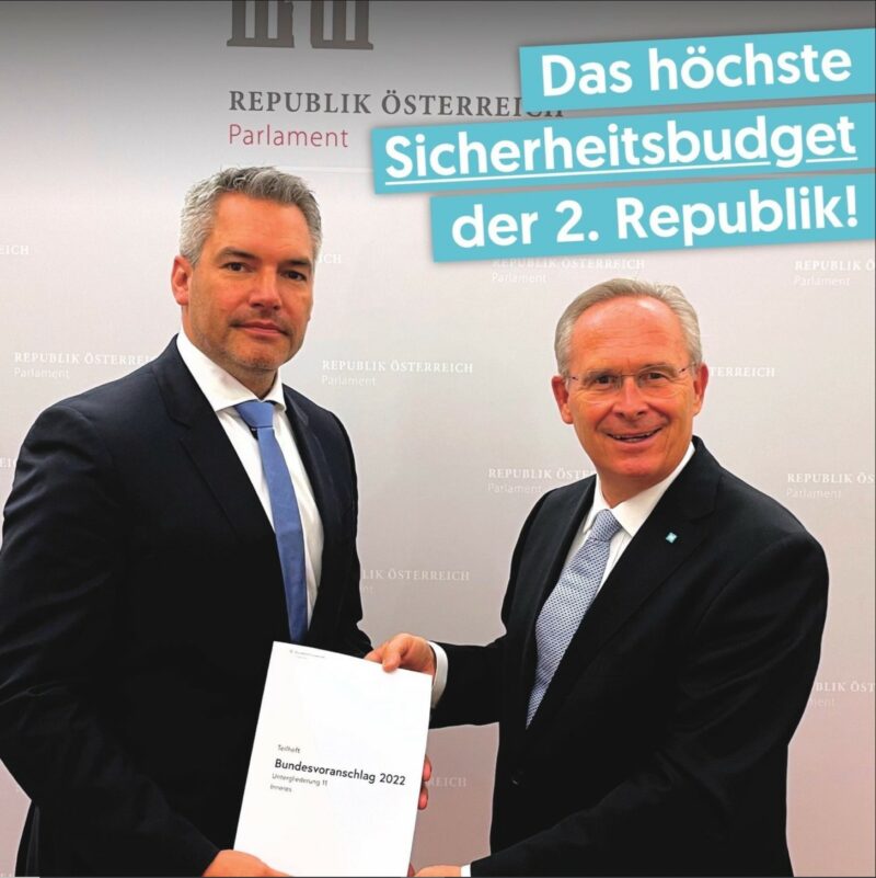 Innenminister Karl Nehammer & VP-Sicherheitssprecher Karl Mahrer zeigen sich erfreut über die Aufstockung des Sicherheitsbudgets. - Foto: Karl Mahrer/Facebook