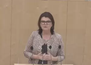 Elisabeth Pfurtscheller spricht über das Budget für Frauen. Screenshot: Parlamentsdirektion / Aufzeichnung vom 18.11.2021