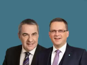 ÖAAB-Bundesvorsitzender August Wöginger gratuliert Norbert Schnedl zur Wiederwahl als GÖD-Vorsitzendem. Foto: GÖD / Parlamentsdirektion / PHOTO SIMONIS