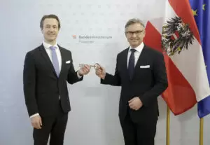 Amtsübergabe im Finanzressort: Gernot Blümel übergibt symbolisch den historischen Schlüssel an Magnus Brunner. Foto: BMF