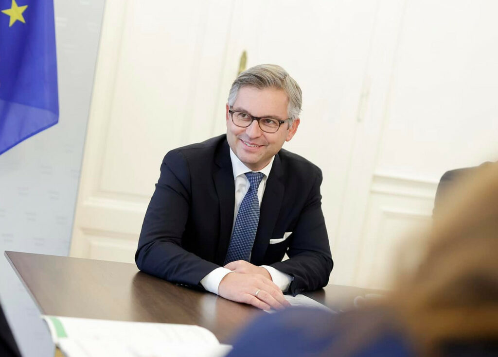 Finanzminister Brunner über die Wirtschaftshilfen. Fotoausschnitt: Büro Magnus Brunner