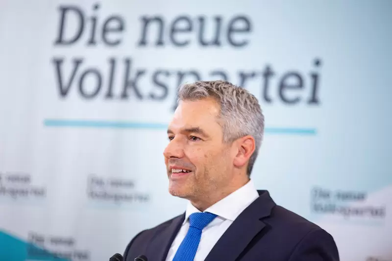 Der neue Bundesobmann der Volkspartei, Karl Nehammer, bei der Vorstellung seines neuen Regierungsteams. Foto: ÖVP/Glaser