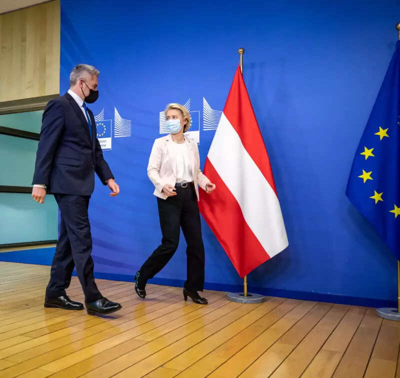 Bundeskanzler Karl Nehammer traf am Mittwoch Kommissionspräsidentin Ursula von der Leyen im Rahmen des EU Gipfels. Foto: Arno Melicharek