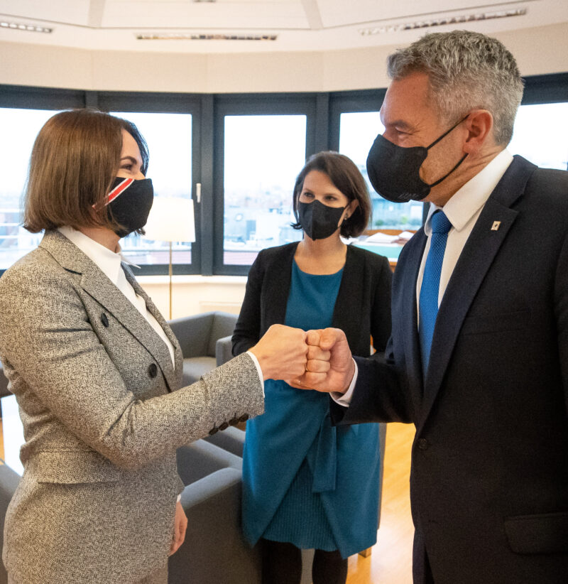 Bundeskanzler Karl Nehammer und EU-Ministerin Edtstadler trafen am Mittwoch in Brüssel die belarussische Oppositionsführerin. Foto: Arno Melicharek