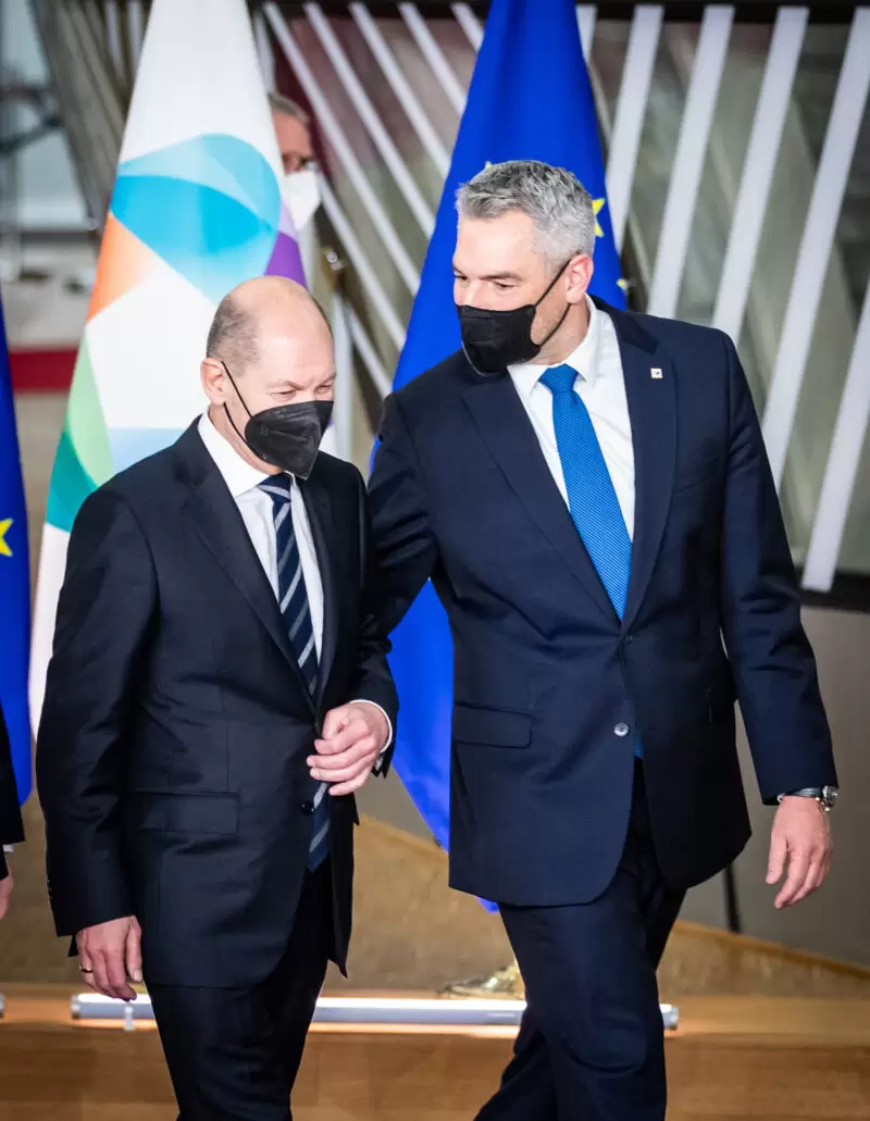 Bundeskanzler Karl Nehammer traf am Mittwoch den neuen deutschen Bundeskanzler Olaf Scholz im Rahmen des EU Gipfels. Foto: Arno Melicharek