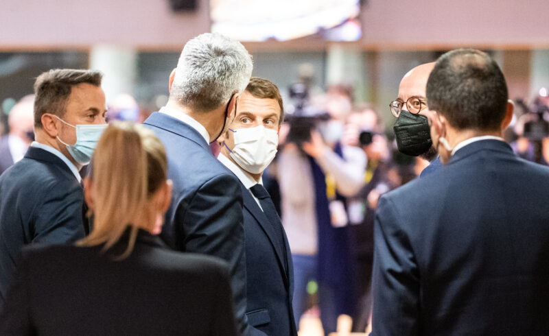 Bundeskanzler Karl Nehammer beim EU-Gipfel in Brüssel am Donnerstag im Gespräch mit u.a. Frankreichs Premier Emmanuel Macron. Foto: Arno Melicharek