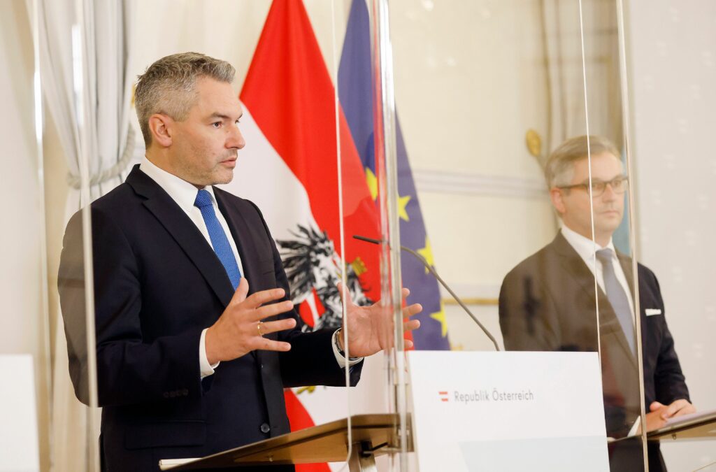 Bundeskanzler Karl Nehammer und Finanzminister Magnus Brunner nach dem Ministerrat am Mittwoch. Foto; BKA/ Dragan Tatic Bundeskanzler Karl Nehammer und Finanzminister Magnus Brunner nach dem Ministerrat am Mittwoch. Foto; BKA/ Dragan Tatic