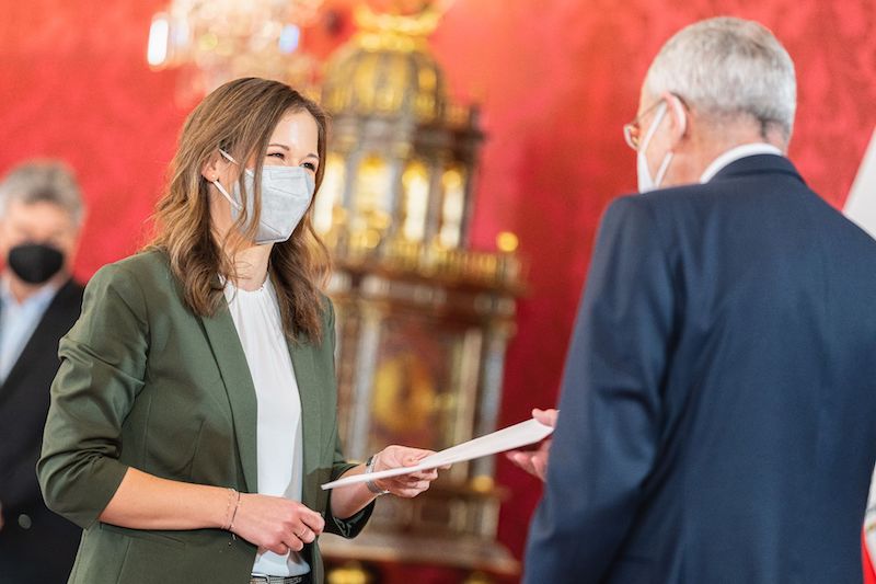 Montag wurde Claudia Plakolm als Staatsekretärin für Jugend durch Bundespräsident Alexander van der Bellen angelobt. Foto: BKA / Florian Schrötter Montag wurde Claudia Plakolm als Staatsekretärin für Jugend durch Bundespräsident Alexander van der Bellen angelobt. Foto: BKA / Florian Schrötter
