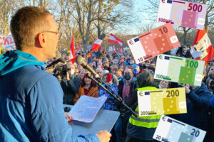 Herbert Kickl rief in der Vergangenheit wiederholt zu den Corona-Demos auf. - Foto: FPÖ; iStock / Rosifan19