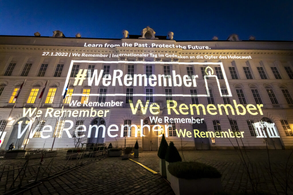 Gedenken an die Opfer des Holocaust: Fassadenprojektion von #WeRemeber am Parlament in Wien. Foto: Parlament/Buchner Gedenken an die Opfer des Holocaust: Fassadenprojektion von #WeRemeber am Parlament in Wien. Foto: Parlament/Buchner