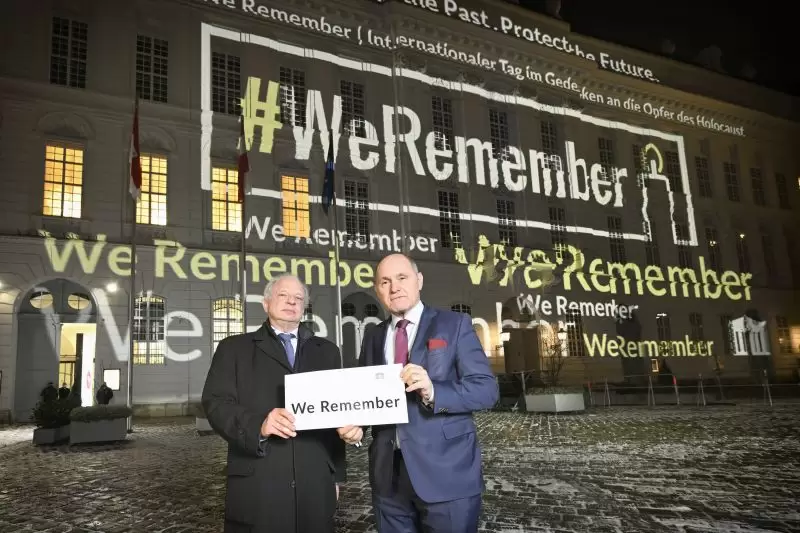 Vizepräsident des World Jewish Kongress Maram Stern, Nationalratspräsident Wolfgang Sobotka gedenken an die Opfer des Holocaust. Foto: Parlamentsdirektion / Johannes Zinner