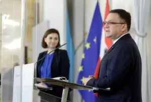 Gleichbehandlung von Justizwache mit Heer und Polizei: ÖVP-Klubobmann und ÖAAB-Obmann August Wöginger mit Justizministerin Alma Zadic. Foto: BKA / Andy Wenzel