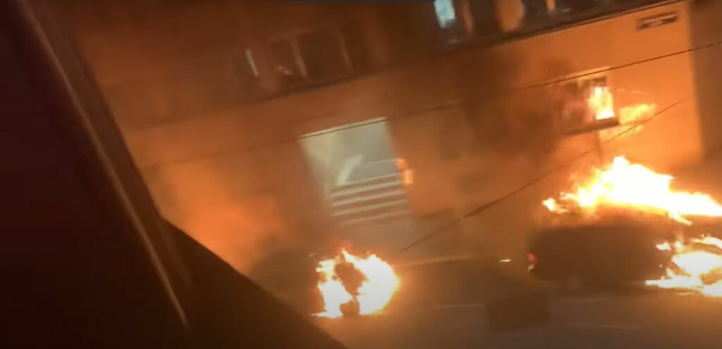 Ein Youtube-Video eines Anwohners zeigt die brennenden Zivilstreifen. Screenshot: youtube/ domcsekk