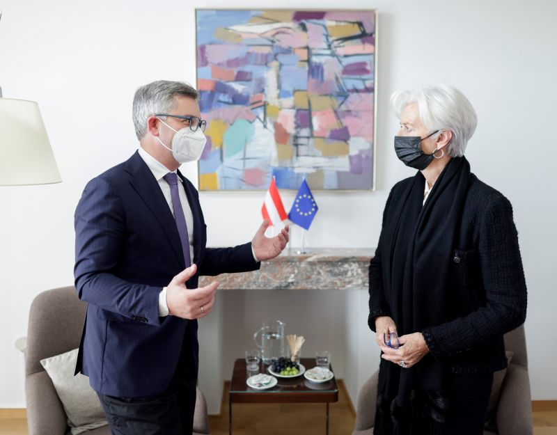 Finanzminister Magnus Brunner im Gespräch mit EZB-Chefin Christine Lagarde. Foto: BKA / Wenzel