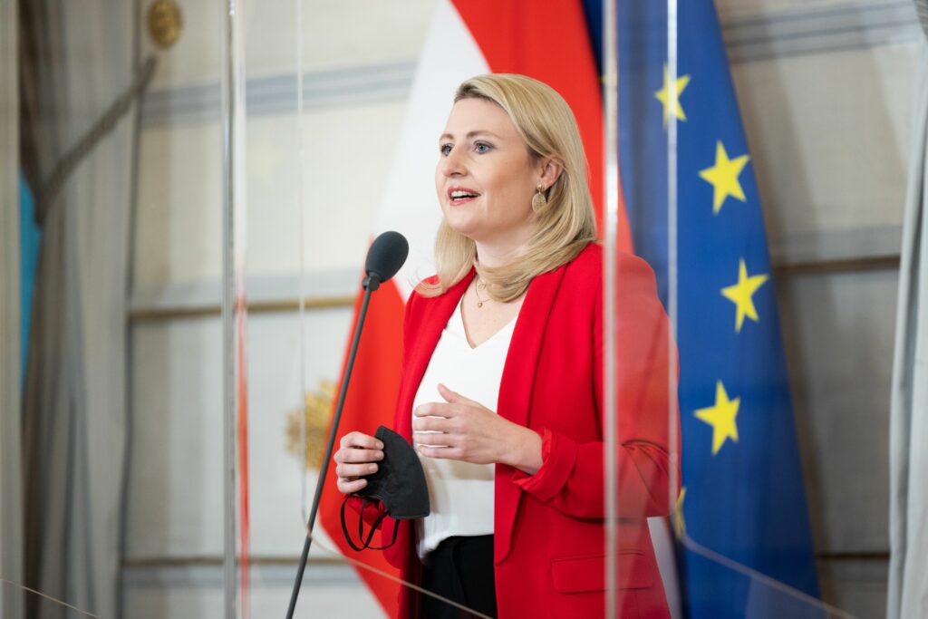 Medienministerin Susanne Raab will die Inseratenvergabe der öffentlichen Hand neu organisieren. Foto: BKA/ Christopher Dunker