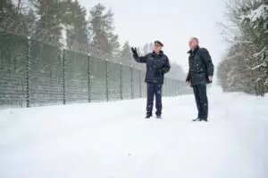 Wie funktioniert der Schutz derAußengrenzen, wie der Kampf gegen illegale Migration? Innenminister Gerhard Karner besucht regelmäßig EU-Partner und EU-Außengrenzen (Bild: Litauen, Jänner 2022). Foto: BMI / Jürgen Makowecz