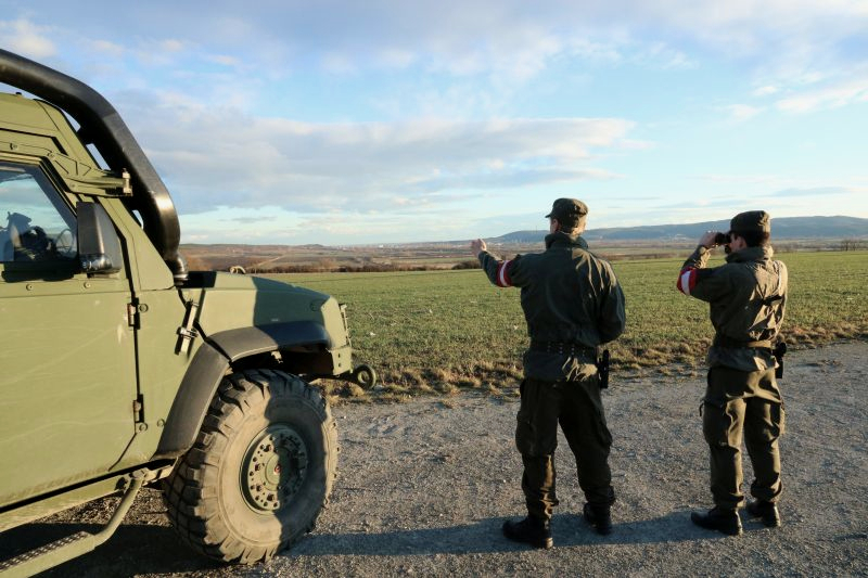 Soldaten des Bundesheeres an der Grenze Österreich; Polizisten sind auch in Ungarn und in Serbien im Einsatz. Foto: Bundesheer