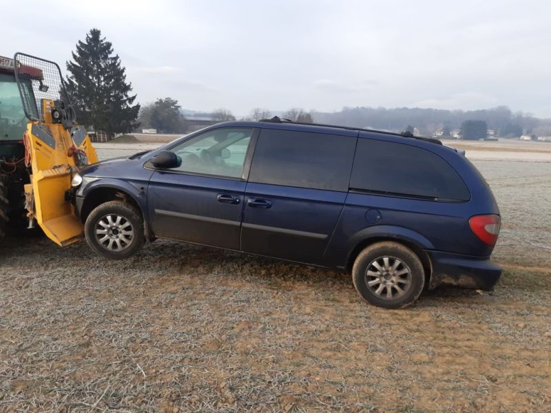 Mit diesem dunkelblauen Kombi ergriffen die mutmaßlichen Schlepper die Flucht. Foto: Bundesheer