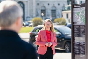 Digitalisierungsministerin Margarete Schramböck bei der Wiener Hofburg. Foto: Burghauptmannschaft