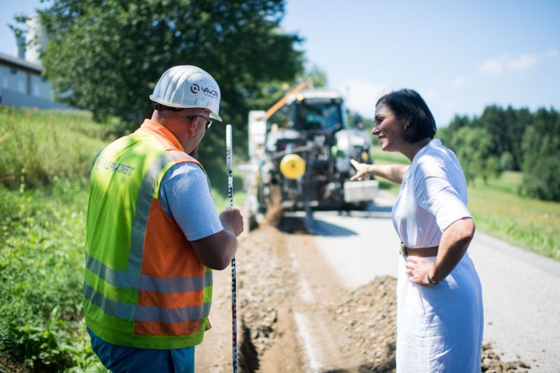 Bundesministerin Elisabeth Köstinger gab im Sommer 2021 den Startschuss für den Breitbandausbau in der Steiermark. Foto: BMLRT / Michael Gruber