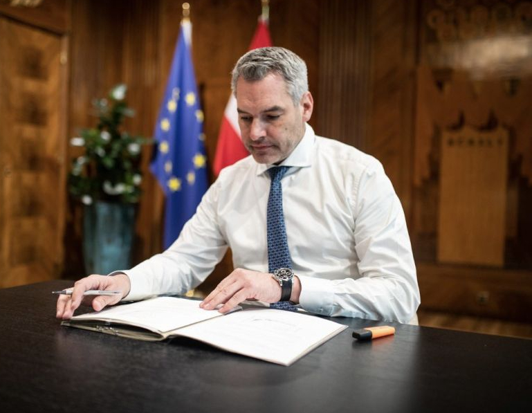 Dank der dritten Impfung hatte Bundeskanzler Karl Nehammer keine Symptome. Foto: BKA / Arno Melicharek Dank der dritten Impfung hatte Bundeskanzler Karl Nehammer keine Symptome. Foto: BKA / Arno Melicharek