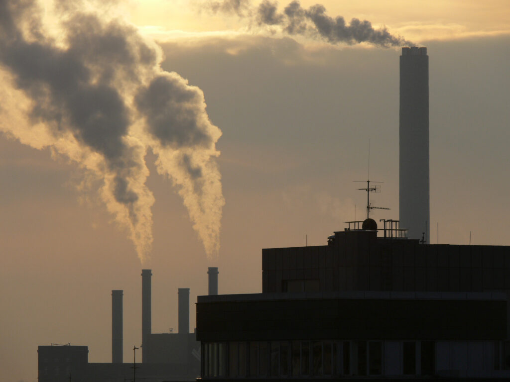 Abgase aus Industrie werden gereinigt, doch Emissionen aus fossiler Energie sollen weiter zurückgehen. Bild: Michael Bührke/pixelio