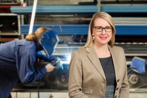 Margarte Schramböck zeigt sich erfreut über den Lehrlingszuwachs und schickt ein neues Lehrberufspaket in Begutachtung. Foto: PHOTO SIMONIS / iStock Thurtell
