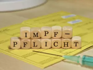 Der Großteil der Österreicher unterstützt die Einführung einer Impfpflicht - Quelle: iStock.com/Leonsbox