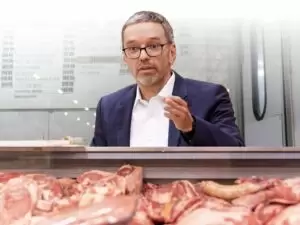 FP-Chef Kickl vergleicht die Corona-Schutzimpfung mit "Gammelfleisch". Foto: Parlamentsdirektion / Thomas Topf; iStock.com / Hispanolistic