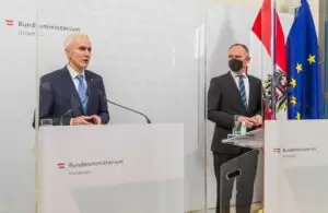 Der Generalsekretär von Interpol, Jürgen Stock und Innenminister Gerhard Karner. Foto: BMI / Gerd Pachauer