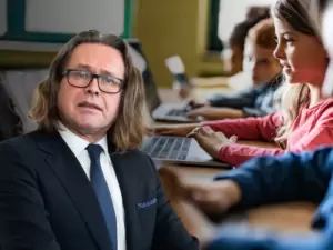 Bildungsminister Martin Polaschek möchte das Pflichtfach "Digitale Grundbildung" einführen. Foto: BKA / Christopher Dunker; iStock.com / skynesher