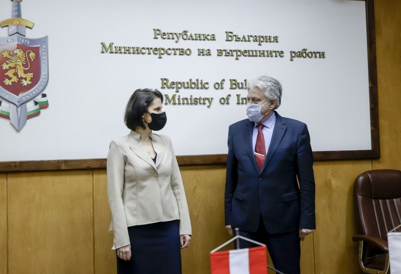Europaministerin Karoline Edtstadler im Gespräch mit dem bulgarischen Innenminister Bojko Rashkov. Foto: BKA