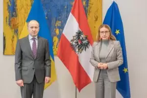 Wirtschaftsministerin Margarete Schramböck trifft den ukrainischen Botschafter Vasyl Khymynets. Foto: BMDW