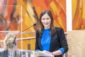 In der 141. Sitzung des Nationalrates sprach Staatsekretärin Claudia Plakolm über die Teuerung. Foto: Parlamentsdirektion / Michael Buchner