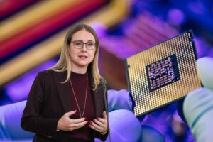 Digitalisierungsministerin Margarete Schramböck setzt sich für den europäischen Chipmarkt ein. Foto: BKA / Florian Schrötter / iStock Mykola Pokhodzhay