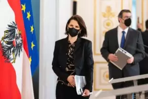 Verfassungsministerin Karoline Edtstadler präsentierte mit dem Präsidenten der Israelitischen Kultusgemeinde Wien Oskar Deutsch den ersten Umsetzungsbericht der Nationalen Strategie gegen Antisemitismus. Foto: BKA