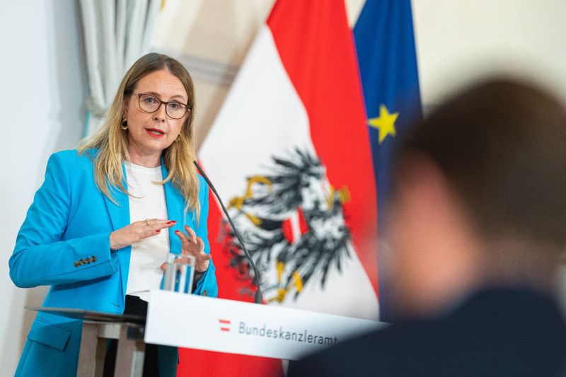Wirtschaftsministerin Margarete Schramböck zeigt sich erfreut über den Aufwärtstrend bei Lehrlingen. Foto: BKA / Florian Schrötter Wirtschaftsministerin Margarete Schramböck zeigt sich erfreut über den Aufwärtstrend bei Lehrlingen. Foto: BKA / Florian Schrötter