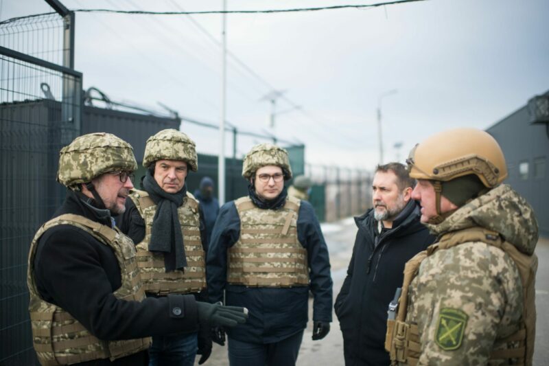 Außenminister Alexander Schallenberg, Ivan Korčok (Slowakei) und Jan Lipavský (Tschechien) an der Grenze der Ukraine. Foto: BMEIA/Gruber