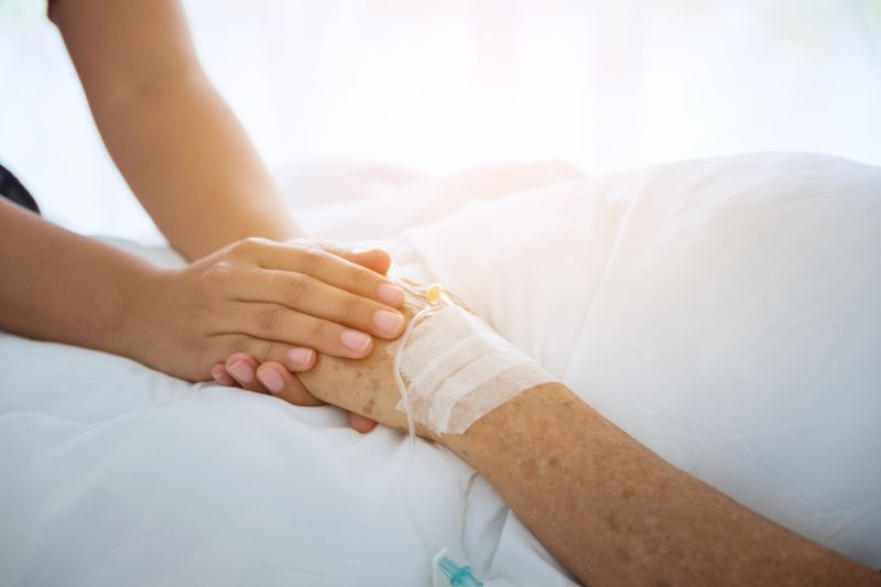 Pflege und Würde am Ende des Lebens: Hospiz- und Palliativversorgung machen es möglich. Foto: iStock tongpatong