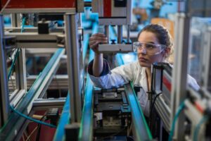 Industriellenvereinigung präsentierte ein von VP-Abgeordneten Theres Niss initiiertes Modell, wie Karrieren von Frauen in technischen Berufen gefördert werden können. Foto: iStock / skynesher